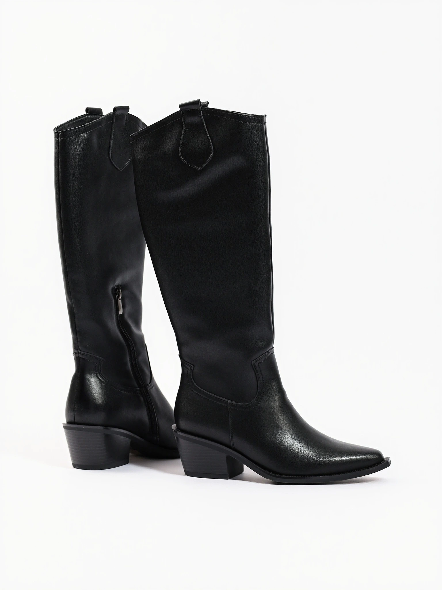 Сапоги-казаки черного цвета из натуральной кожи